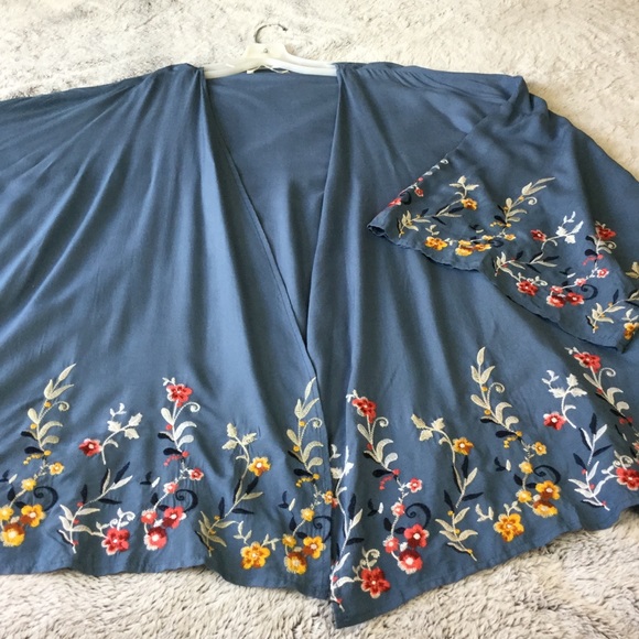 A Beautiful soul embroidered kimono/duster plus 2X - Picture 6 of 15